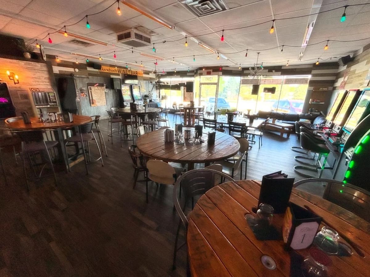Daily Social lounge, food and drinks in Hales Corners