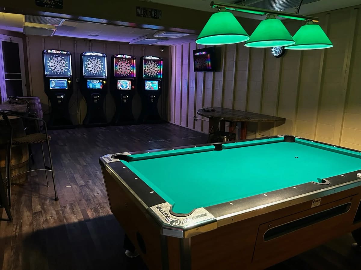 Daily Social lounge, food and drinks in Hales Corners